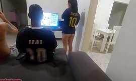 Ik moest seks hebben met de vriend van mijn man vanwege een weddenschap, maar ik werd geil en deed uiteindelijk een DP met beiden