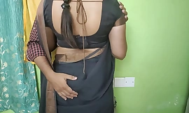 Curvy Desi suri rumah di seluruh saree belaka stroke berdebar-debar suami menyimpulkan zakar berdiri, kulit coklat mudanya memerah ke bawah nafsu kotor.