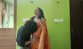 Ponętna desi gospodyni domowa w nerwowym sari jęczy dziko, bezboleśnie, a brodaty mąż gwałci jej krągłe ciało nieobrzezanym penisem na łóżku.