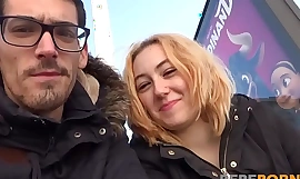 Pasangan ahli pameran sedang berfoya-foya dalam paparan yang megah