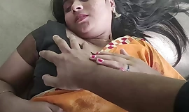 Desi-par njuter av intima stunder med kyssar och kärleksfulla beröringar i sängen