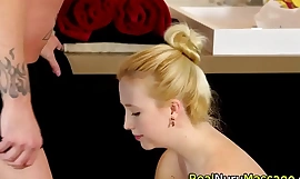 Masażystka z palcami rozerwana