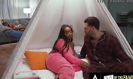 Naughty Lily Starfire blir ertappad när hon onanerar av en styvpappa, vilket leder till en vild doggystyle-orgasm.