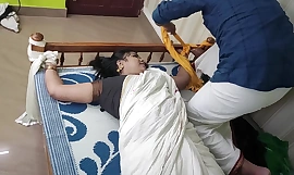 Knubbig Desi hemmafru kapitulerar i förhållande till sitt första vilda BDSM-knull, kaprierar mycket snåla underkläder, retar mörka fitta med snuskig röv-lek förspel.