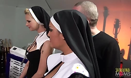 Två stygga nunnor blir överraskade med feta hårda kukar