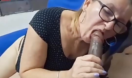 Schoonzoon masturbeert eeuwenlang terwijl zijn schoonmoeder leest, maar ze kan geen snook krijgen en eindigt ermee zijn pik diep in haar mond te nemen