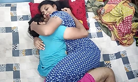 Ognista indyjska Bhabhi wabi sąsiada na dziką, brutalną i namiętną grę wstępną.