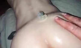 Um membro escorregadio desliza sem dificuldade em seu caminho até o cu perfeito, provocando ejaculações anais intensas na rainha madura.