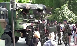 Extreem openbare seksuele relaties, trio, compleet van de wereld, de Eiffeltoren in Parijs, een wereldberoemd monument.