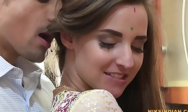 Zła postać Savita Bhabhi została wydymana w cipkę i tyłek przez ssanie penisa nieznajomego.