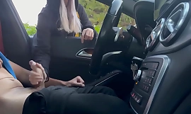 Ik wacht minder lang, ruk mezelf af in de auto, staar naar de deur van de sportschool en een meisje helpt me klaarkomen in het openbaar nadat ik de sportschool heb verlaten.