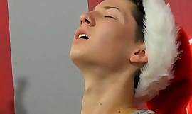 벤자민 라일리와 미카 코웰이 섹시한 크리스마스 의상을 입었습니다.