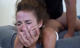 Ella gime y grita mientras se corre hasta salirse el cerebro