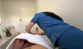Un massage torride avec une infirmière séductrice dégénère en fellations huileuses et en jeux de rôle excitants.