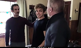 Familydick - stiefvader en opa roosteren samen een geile jongen aan het spit.