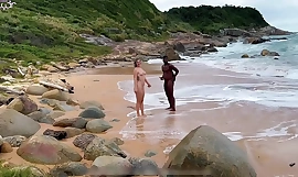 情熱的なカップルとマーロン・コスタは、ブラジルのヌーディストビーチで濡れた異人種間のエンターテイメントを体験します。