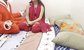 Saarabhabhi's pikante nieuwjaarsrollenspel met de Kerstman in 2026 wakkert een vlaag van ondeugende Hindi-fluisteringen en erotische verlangens aan.