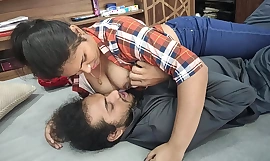 Uma universitária indiana sensual lambe avidamente os dedos do namorado enquanto ele devora seus seios enormes e fartos em uma luxúria obscena no quarto.