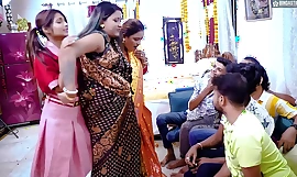 Madrasta indiana atraente ensina sua enteada a se soltar pela primeira vez com sexo em grupo ao estilo indiano. Filme completo.