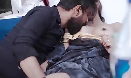 Uma esposa indiana recém-casada desfruta de uma relação sexual intensa e apaixonada com seu marido entusiasmado no quarto.