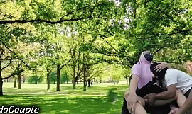 Um grupo muçulmano apaixonado se envolve em um encontro íntimo e úmido em um parque público vibrante, repleto de desejos proibidos.