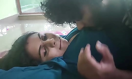 Uma dona de casa indiana radiante troca beijos doces e carícias ternas com seu marido bem dotado em seu quarto aconchegante, provocando-o com brincadeiras sensuais no bumbum, acariciando sua camisa de flanela e sua buceta suculenta.