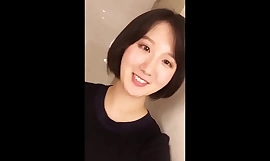 Chinka Dorrit Yaqi wali swoją soczystą, jędrną dupę ogromnym dildo, doprowadzając ją do dzikiego, solowego szału orgazmów.