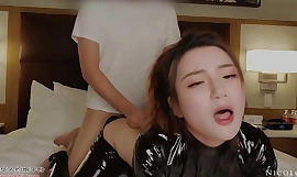 NicoLove, chińska królowa dowodząca przeszkodami w obcisłym kostiumie, drażni i uniemożliwia osiągnięcie orgazmu w tej pełnej napięcia kontynuacji.