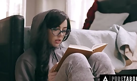 Whitney Wright jest oszołomiony ironicznym sekretem podrywu: jego dziewczyna to realistyczna lalka erotyczna, co wywołuje u niego brutalne fetyszystyczne szaleństwo.