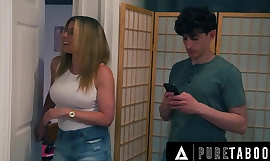 Przebiegła MILF Cory Chase blokuje drzwi przed swoim pasierbem, podczas gdy jej mąż uwodzi niewinną Leanę Lovings w dwulicowej scenie seksu we trójkę.