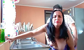 Ik neuk mijn stiefmoeder in alle richtingen in de keuken, go-go, en kreun luid.