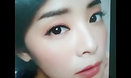 Homenaje con semen a la modelo taiwanesa Cherry Hsia
