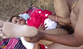 Indyjska Bhabhi w dżungli ssie kutasa chłopaka na pierwszej randce i zostaje wyruchana