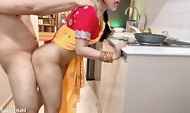Grote Indiase vrouw met dikke billen, hardcore seks in de keuken voor een uitgehongerde lul.