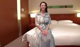 一位身材丰满的高中女教师。第一视角视频，绝对不能在学校播放。1